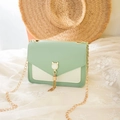 Borsa a tracolla verde menta con perla a orecchio di gatto e nappa dorata su pizzo - Verde