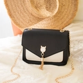 Borsa a tracolla bicolore bianco nero con orecchie di gatto e nappa dorata - Nero