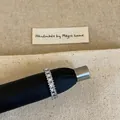 Gros plan détaillé d'une bague argentée sertie de zircons cubiques à la coupe carrée - Bague en Argent Zirconia Carré Cercle Complet (C-339)