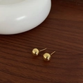 Dettaglio di orecchini a lobo minimalisti a sfera dorata su legno di noce con ceramica - 10mm / Oro 10mm
