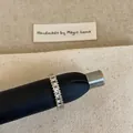 Gros plan d'une bague d'éternité dorée sertie de zircons cubiques de coupe carrée - Bague en Or Zirconia Carré Cercle Complet (C-339)