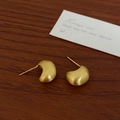 Makroaufnahme von gebürsteten goldfarbenen Bohnen-Ohrringen auf dunklem Holzhintergrund - Gold (Gebürstetes Mattes Finish)