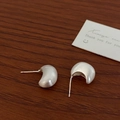Nahaufnahme matter gebürsteter S925-Sterlingsilber-Ohrringe in Bohnenform auf Holz - Silber (Gebürstetes Mattes Finish)