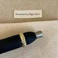 Gros plan d'une bague tressée dorée ornée de micro-zircons scintillants raffinés - Bague Tissée avec Pavé d'Or (C-157)