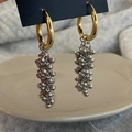 Elegante gouden ringoorbellen met zilveren kralen kwastjes op blauwe kaart - Gouden Ring Zilveren Bol Kwastje Stijl