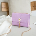 Sac bandoulière lilas à texture croco, breloque marguerite et chaîne dorée - Violet