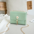 Sac bandoulière vert clair à motif pierre avec breloque marguerite et chaîne dorée - Vert