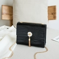 Sac bandoulière noir texture crocodile avec motif marguerite et chaîne dorée fine - Noir