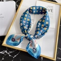Sciarpa di seta blu reale con motivi geometrici stellati e design elegante di ali - Blu