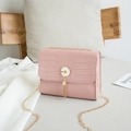 Borsa a tracolla rosa motivo coccodrillo con chiusura a margherita e catena dorata - Rosa