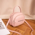 Borsa a tracolla rosa a semicerchio in pelle PU con stampa di lettere nere - Rosa