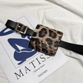 Schicke Gürteltasche mit Leopardenmuster und goldenen Details auf kunstvollem Grund - Leopardenmuster