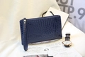 Detalle del bolso de mano azul marino con grabado de cocodrilo y correa de muñeca - Azul