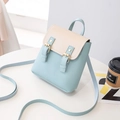 Mini zaino a tracolla in ecopelle azzurro e beige con fibbia dorata metallizzata - Blu