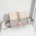 Borsa a tracolla bicolore beige e grigia in pelle PU con ciondolo a doppio cuore rosa - Grigio