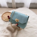 Petit sac bandoulière bleu ciel avec paillettes brillantes, chaîne et boucle dorées - Bleu