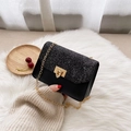 Sac bandoulière noir mat pour femme avec rabat pailleté argenté et chaîne dorée - Noir