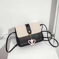 Piccola borsa a tracolla in pelle PU beige e nera con ciondolo a cuore rosa - Nero