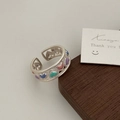 Dettaglio di un anello regolabile con cuori in smalto colorato su fascia traforata - Anello Cuore Dopamina