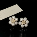 Détail de boucles d'oreilles fleurs vintage françaises avec perles et cristaux brillants - Doré