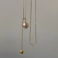 Dettaglio catena a serpente dorata con perla grande e ciondolo a sfera dorata - Collana Oro con Perla Grande