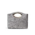 Bolso de mano gris texturizado con elegante asa ovalada de metal dorado sobre fondo blanco - Gris