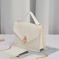 Sac bandoulière beige à motif crocodile avec chaîne dorée et fermoir à perles - Blanc