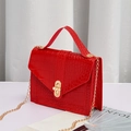 Petit sac bandoulière rouge motif crocodile avec chaîne dorée et boucle perle - Rouge