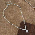 Detalle de collar de plata con perlas de agua dulce y colgante de flor con letra A - B-173 Collar Retro de Perlas de Agua Dulce de Plata Triturada