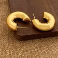 Dettaglio di orecchini a cerchio a C placcati in oro con finitura lucida a specchio - Orecchini a C da 3cm Oro