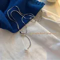 Dettaglio della collana a catena a serpente regolabile con perla e sfera metallica - Stile Perla Regolabile Argento (B-211)