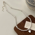 Détail d'un collier de perles avec pendentif cœur argenté sur une surface en bois rustique - Style Coeur Argenté (B-316/10#)