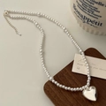 Détail du pendentif cœur argenté poli et collier de perles blanches avec fermoir - Style Coeur Argenté (B-316/18#)