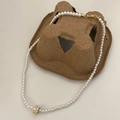 Détail d'un collier de perles blanches avec pendentif cylindre doré serti de cristaux - Style Perle Zirconia Blanc Premium