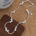 Dettaglio della collana di perle barocche con perline d'argento e ciondolo a cuore - Collana / Argento