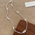 Detalle de collar de perlas de agua dulce con cuentas de plata en soporte de madera - Collar de Perlas de Agua Dulce y Cuentas de Plata (B-318)