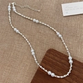 Detalle del collar de perlas de agua dulce con cuentas de plata y cierre de langosta - Collar de Perlas de Gran Brillo y Cuentas de Plata (B-318)
