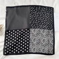Dettaglio di sciarpa quadrata in seta con pois e motivi paisley in nero e bianco - Nero Polka Dot Paisley (FJ410-3)