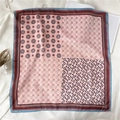 Détail d'un élégant carré de soie à motif paisley avec design floral en patchwork - Rose Clair Motif Patchwork (FJ410-5)