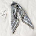 Foulard quadrato effetto seta con stampa a catena dorata e strisce azzurre su fondo bianco - Grigio Blu