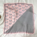 Roze en grijze zijden vierkante sjaal met paardenprint en chevronpatroon op wit doek - 70x70cm / Roze Elegante Paardensport (FJ422-2)