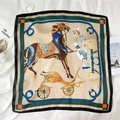 Detail van zijden sjaal met ruiterthema en kleurrijke koetspatronen op een witte achtergrond - 70x70cm / Groen Zwarte Rand