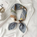 Blauwe zijden sjaal met nautisch patroon op witte satijnen jurk voor een zomerse look - 70x70cm / Grijs & Beige