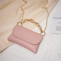 Petit sac bandoulière rose pâle en similicuir avec chaîne ambre et lanière dorée - Rose