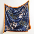 Detail van zijden satijnen sjaal met bloemenprint en oranje randen in blauw - 90x90cm / Marineblauw (FT159-2)