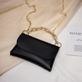 Sac bandoulière en cuir noir minimaliste avec anse en résine crème et chaîne dorée - Noir