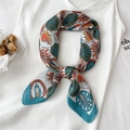Détail d'un foulard en soie avec motifs de feuilles orange et bleu sur vêtement - 70x70cm / Vert (FJ394-3)