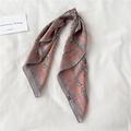 Détail d'un foulard en soie à motif paisley corail et gris aux imprimés élégants et raffinés - Rose Poudré