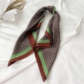 Foulard en soie minimaliste à carreaux géométriques sur fond de satin blanc - Géométrique Vert Rétro