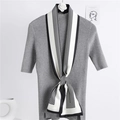 Détail d'un foulard fin à rayures noires et blanches avec un haut en maille grise - Rayé Blanc